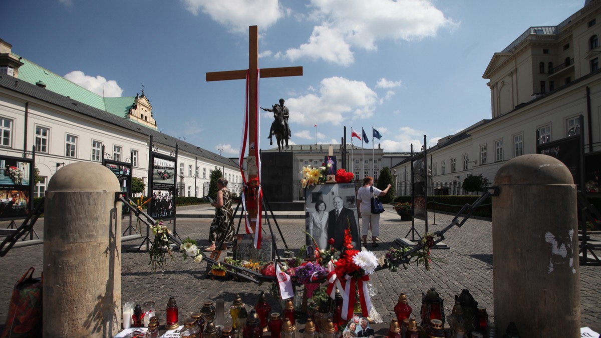 Krzyż pod Pałacem Prezydenckim, fot. PAP/Tomasz Gzell