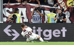 Piątek zapewnił zwycięstwo Salernitanie, Milik "wyleciał" z boiska [WIDEO]