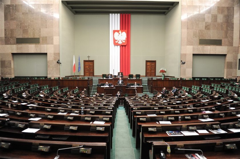 Poseł przemawiał do pustej sali. Skandal?