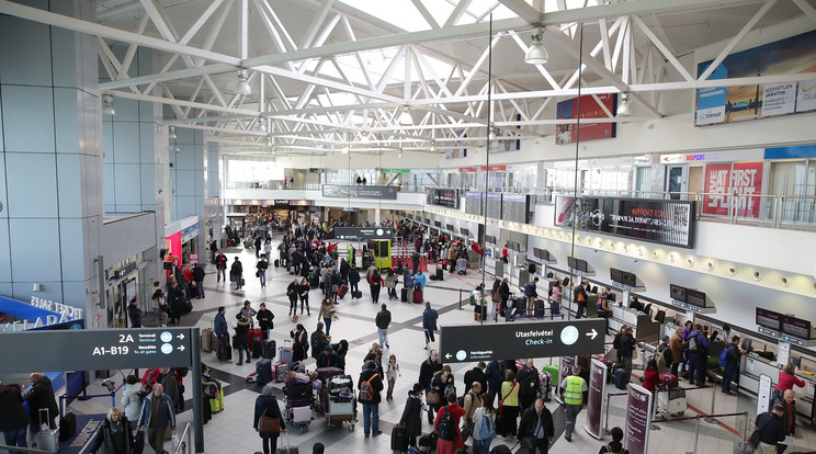 Vizsgálják a Kínából érkező utasokat a budapesti repülőtéren /Fotó: RAS Archív