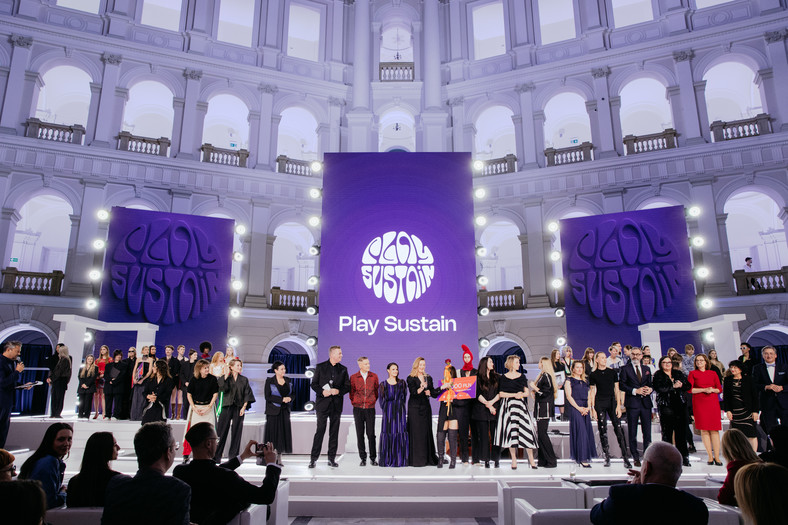 Zwycięzcy oraz jurorzy konkursu Designers Play Sustain