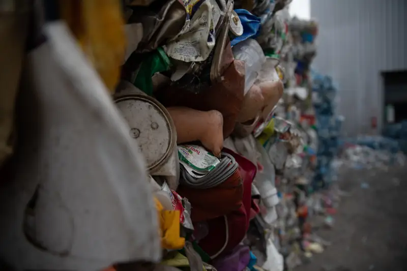 Nie wyrzucajmy pełnego opakowania po jogurcie, ale z drugiej strony nie powinniśmy go myć, by nie zużywać niepotrzebnie wody. Odpady są oczyszczane już przez recyklera.