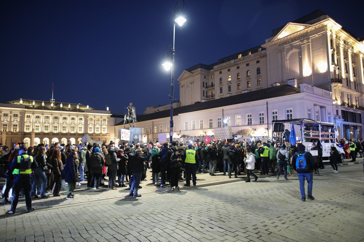 Warszawa, 08.03.2024. Protest Ogólnopolskiego Strajku Kobiet ws. prawa do aborcji, pod hasłem #DudaDzieńPo