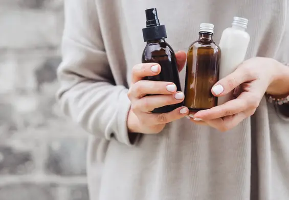 Spłyca zmarszczki i pozbywa się przebarwień. Jak stosować retinol?