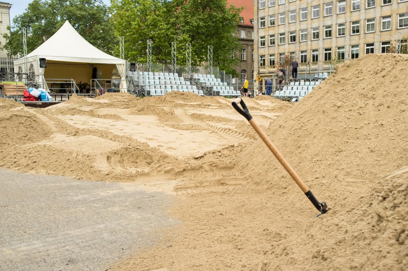 Plac Wolności zmienia się w arenę siatkówki plażowej