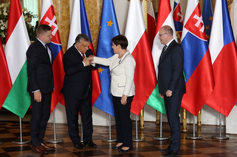 Premier Beata Szydło w poniedziałek na Zamku Królewskim w Warszawie przekazała przewodnictwo w Grupie Wyszehradzkiej premierowi Węgier Viktorowi Orbanowi