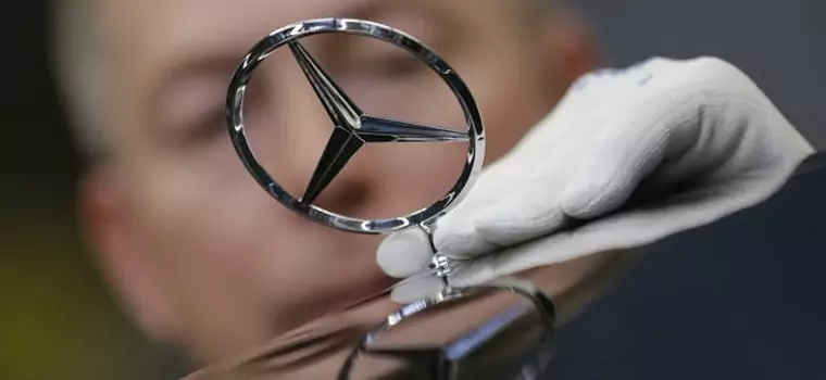 Mercedes zastępuje roboty żywymi pracownikami