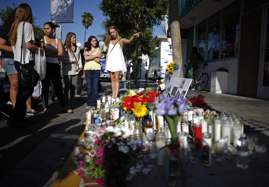 Prijatelji žrtava palili sveće i ostavljali cveće na mestu zločina Foto: Reuters