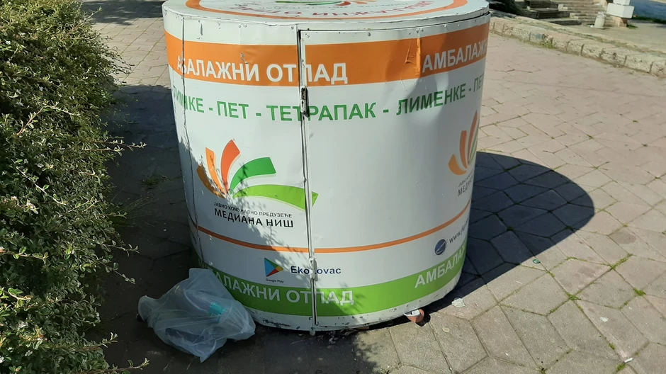 Smeće na keju u Nišu