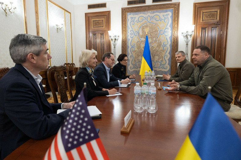 Szef gabinetu Wołodymyra Zełenskiego Andrij Jermak na spotkaniu z delegacją amerykańskiej Komisji ds. Strategii Obrony Narodowej z jej przewodniczącą Jane Harman w Kijowie, Ukraina, 3 kwietnia 2024 r.