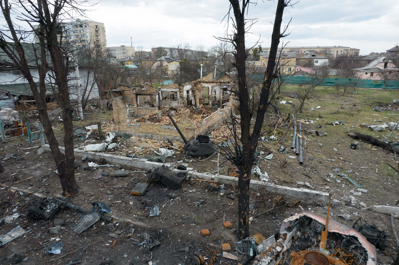Zdjęcie z drona przedstawiające zniszczenia i uszkodzenia budynków i domów w centrum Buczy.