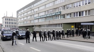 Związki z KHW nie przyjęły projektu porozumienia. 9 osób zatrzymanych po awanturze przed holdingiem