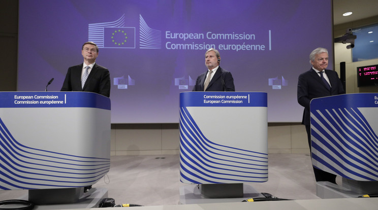 Valdis Dombrovskis, az Európai Bizottság alelnöke, Johannes Hahn költségvetésért felelős uniós biztos és Didier Reynders, az Európai Bizottság igazságügyért felelős tagja (b-j) sajtóértekezletet tart MTI/EPA/Olivier Hosle