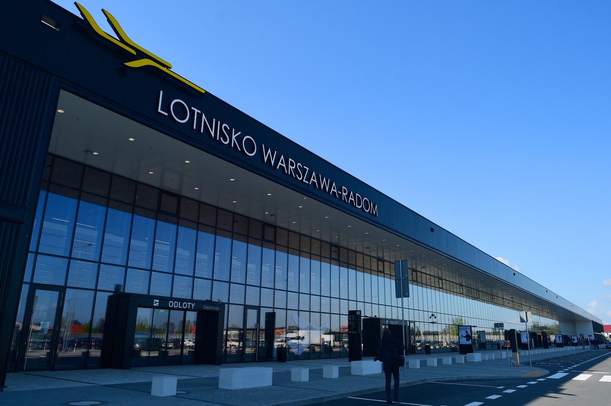 Lotnisko w Radomiu przejmie loty z Okęcia? Opcja przymusowa w grze