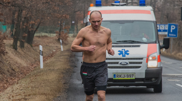 Magánmentő haladt végig Zoltán mögött, félő volt, hogy a szervezete feladja