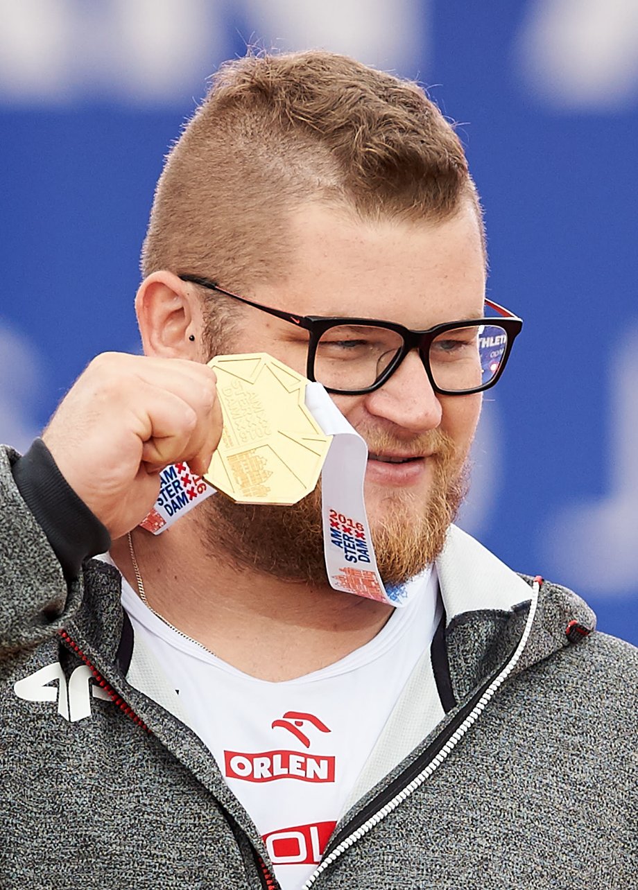 10.07.2016. Polak Paweł Fajdek ze złotym medalem w rzucie młotem podczas ceremonii medalowej, w trakcie ostatniego dnia lekkoatletycznych Mistrzostw Europy w Amsterdamie