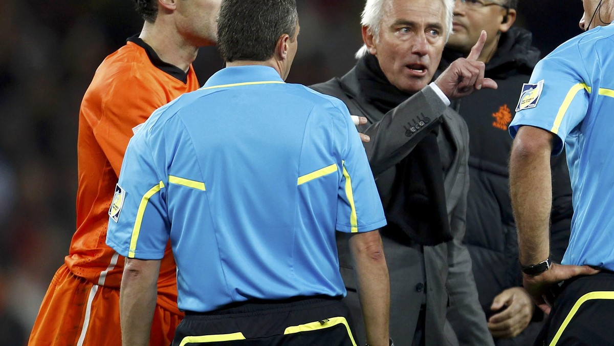 Trener reprezentacji Holandii Bert van Marwijk był po finałowym meczu mistrzostw świata bardzo niezadowolony z postawy sędziego. Twierdził, że fakt, iż Howard Webb był mocno krytykowany po pierwszym meczu Hiszpanii, który również prowadził, wpłynął na jego postawę w finale.