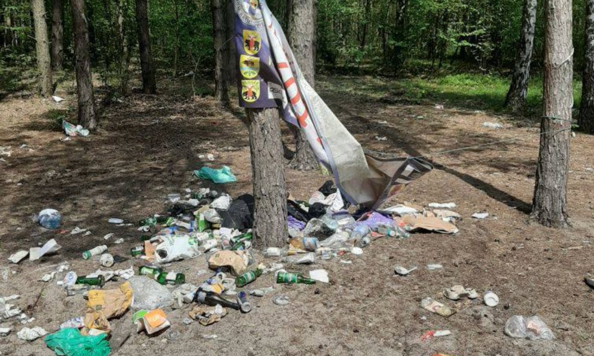 Pokazali, co znaleźli w lesie. Ten widok łamie serce [zdjęcia]