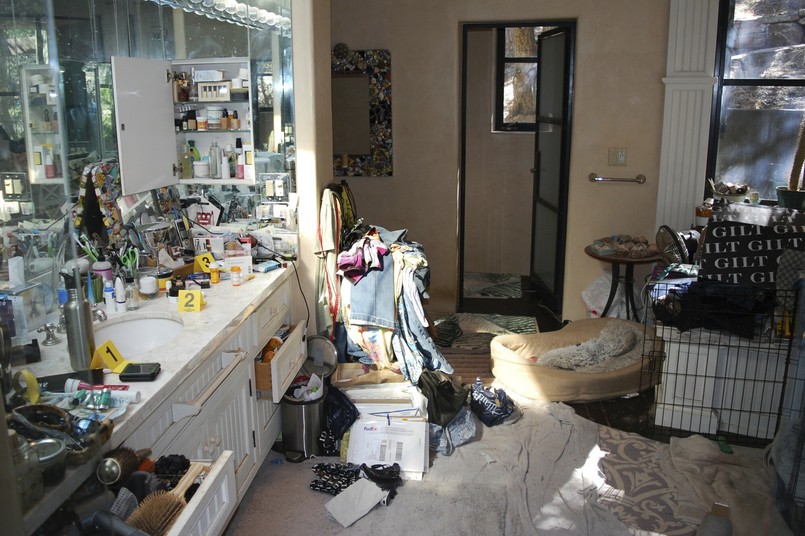 Przeszukanie domu Gene'a Hackmana