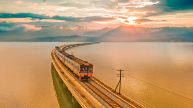 "Pływający pociąg" w Tajlandii. Niewielu turystów zna tę atrakcję