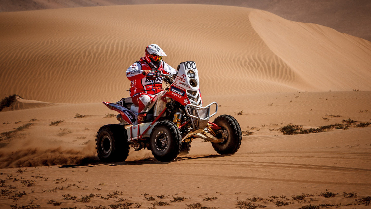 Rafał Sonik uzyskał drugi czas na trzecim odcinku specjalny Atacama Rally w Chile. Polak umocnił się tym samym na pozycji wicelidera zmagań. – Cieszę się, że jestem na mecie, bo to, co dziś przeżyliśmy to była wyższa szkoła nawigacji. Nawet mistrz Paulo Goncalves stracił na tym etapie 20 minut – relacjonował quadowiec.