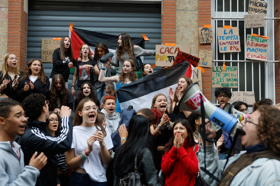Učenici ispred škole tokom protesta u Lilu, na severu Francuske, a neki od njih nose i palestinske zastave