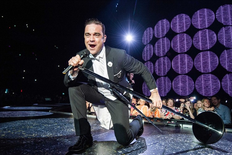 Robbie Williams podczas koncertu w Amsterdamie w ramach 'Swings Both Ways Tour' (4.05.2014)