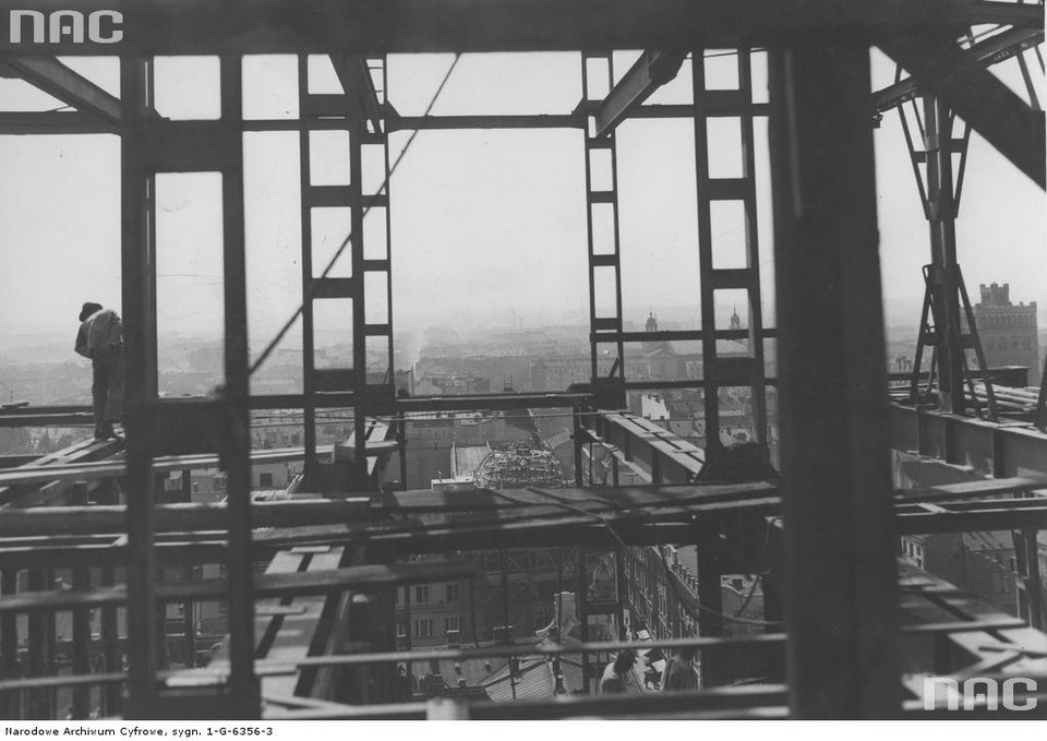 Gmach angielskiego Towarzystwa Ubezpieczeń Prudential w budowie. Widoczny szkielet konstrukcyjny budynku (1932 r)