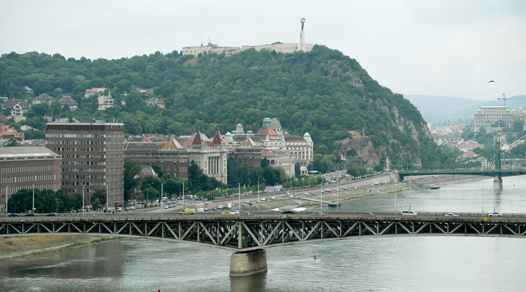 A Petőfi hídról zuhanhatott a Dunába a 18 éves lány  /Fotó:MTI/Koszticsák Szilárd