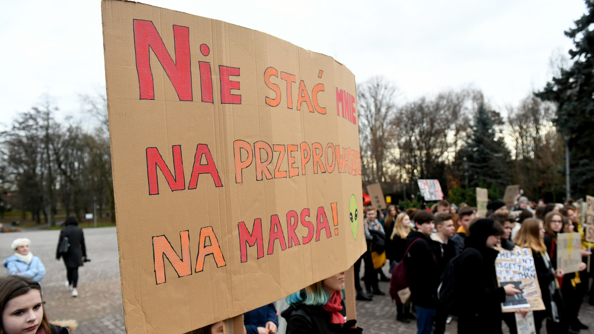 Kilkuset młodych ludzi wzięło udział w Młodzieżowym Strajku Klimatycznym w Katowicach. Według organizatorów było ponad 400 osób. Z transparentami i przy dźwiękach muzyki przeszli w pochodzie z Rynku pod halę Spodka, rozdając mieszkańcom naklejki.