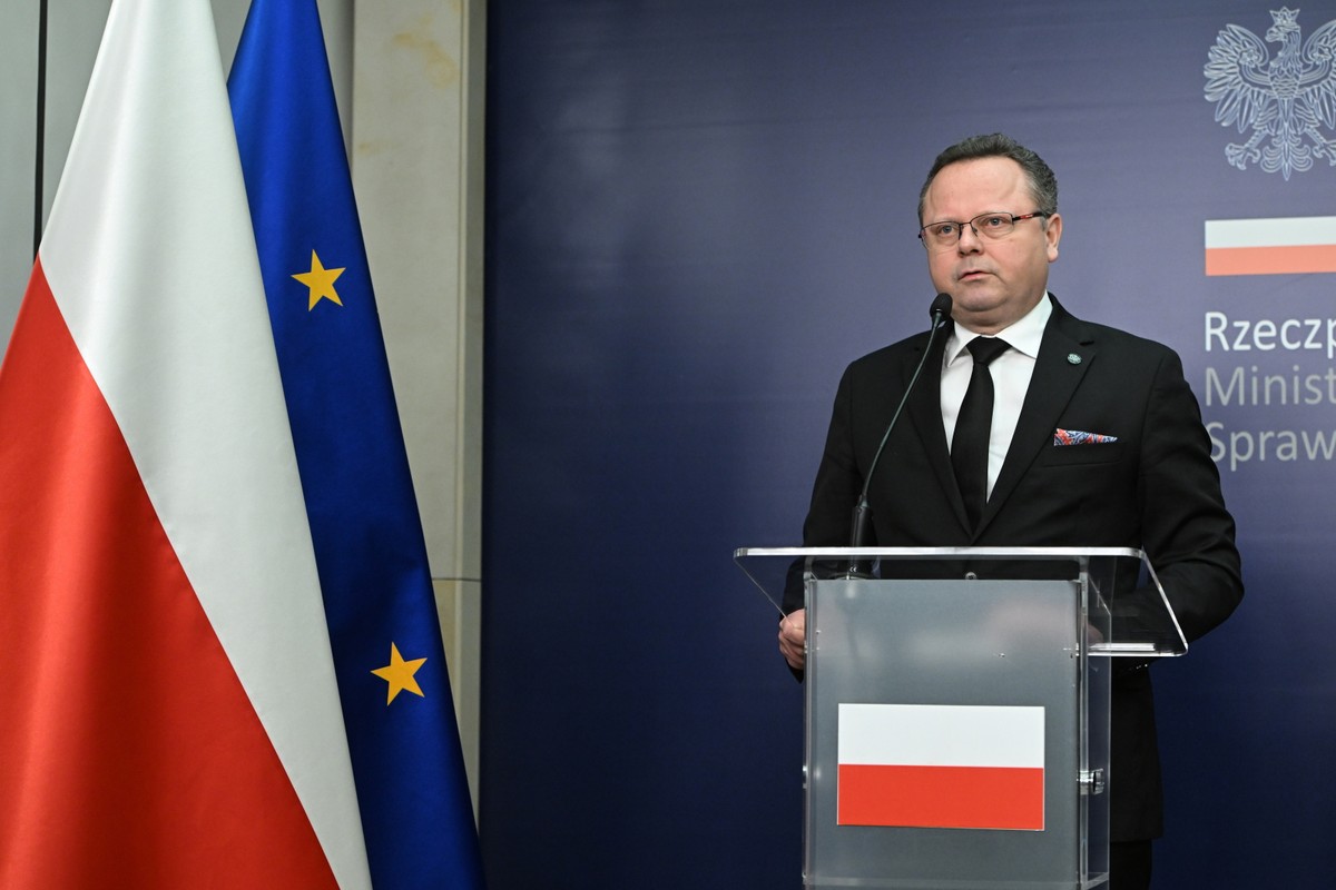 Wiceminister spraw zagranicznych Andrzej Szejna podczas konferencji prasowej w siedzibie MSZ w Warszawie, po spotkaniu z ambasadorem Izraela Jakowem Liwne.
