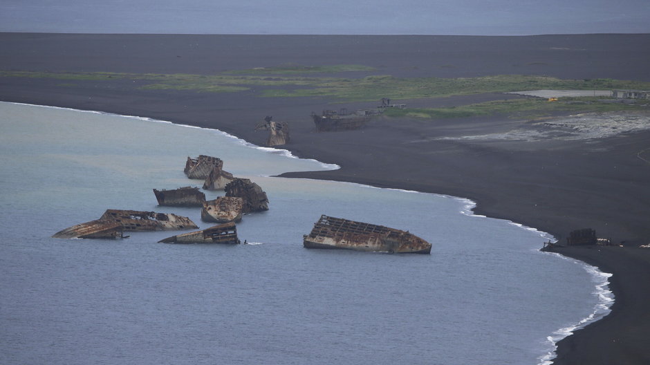 Japonia: Wraki statków przy wyspie Iwo Jima wypłynęły z dna oceanu