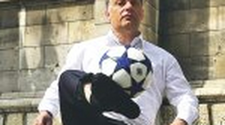 Zokniban dekázott Orbán Viktor