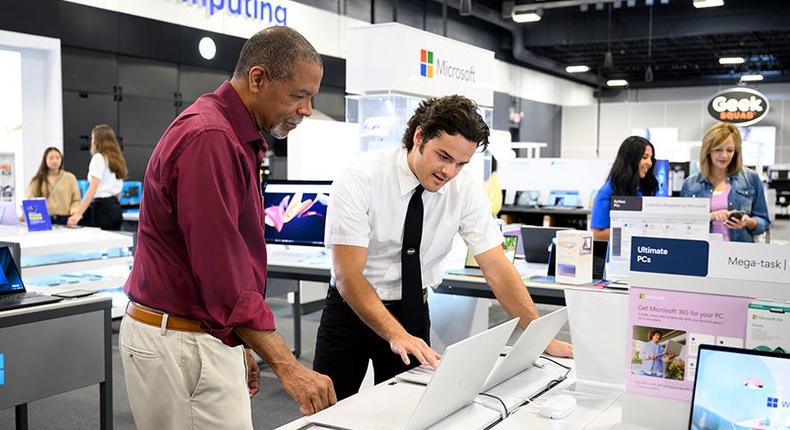 In a retooling of the Geek Squad from support into sales, agents will handle training sessions and showcases in hundreds of Best Buy stores across the US.Best Buy