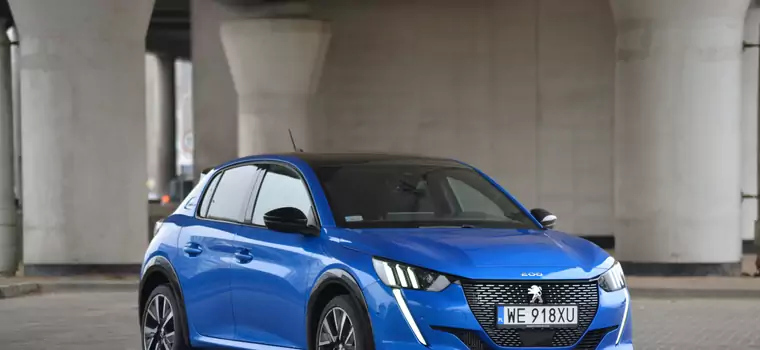 Peugeot 208 do naprawy - odpadające elementy z auta