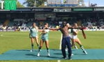 Piłkarz zatańczył z cheerleaderkami (FILM)