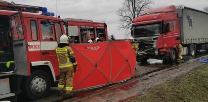 Tragedia w Świętokrzyskiem! Osobówka zderzyła się z ciężarówką. Nie żyją dwie osoby