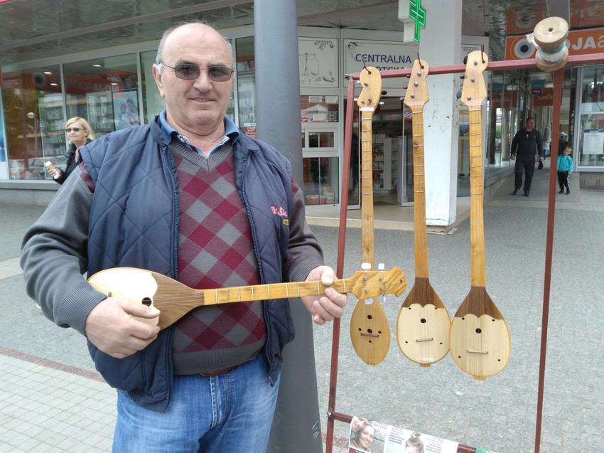 Radoslav tambure prodaje i na gradskom šetalištu u Prijedoru