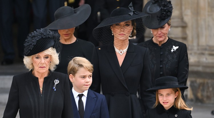 Szívszorító történetet rejt Sarolta hercegnő első melltűje Fotó: Getty Images