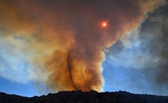 Wyjątkowe zjawisko nagrane przez strażaka. Tornado z OGNIA szalało w Portugalii