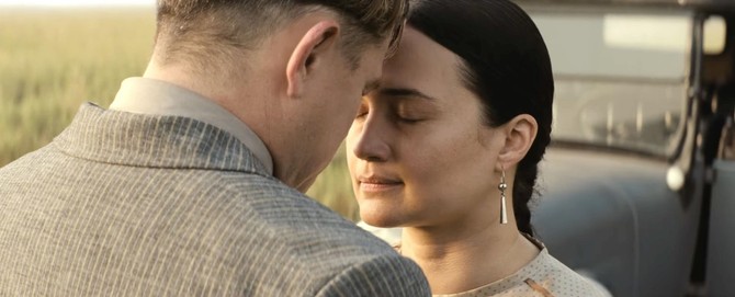 Lili Gledston i Leonardo Dikaprio u filmu Ubistvo pod cvetnim mesecom