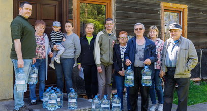 Z kranów płynie żółta, śmierdząca ciecz. PKP wysyła im wodę w butelkach. Oni kąpią się u znajomych i rodziny. Proszą tylko o jedno