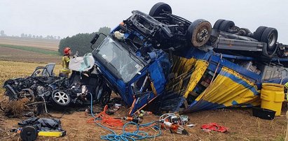 Czołowe zderzenie ciężarówki z osobówką niedaleko Kielc. Nie żyje jedna osoba. Dramatyczne zdjęcia