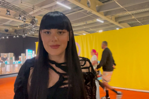 EKSKLUZIVNO ZA "BLIC" Teya Dora noć pred polufinale Evrovizije: "Priznajem, PLAŠILA SAM SE KAD SAM DOŠLA", evo da li je zadovoljna probama i za koga NAVIJA (VIDEO)