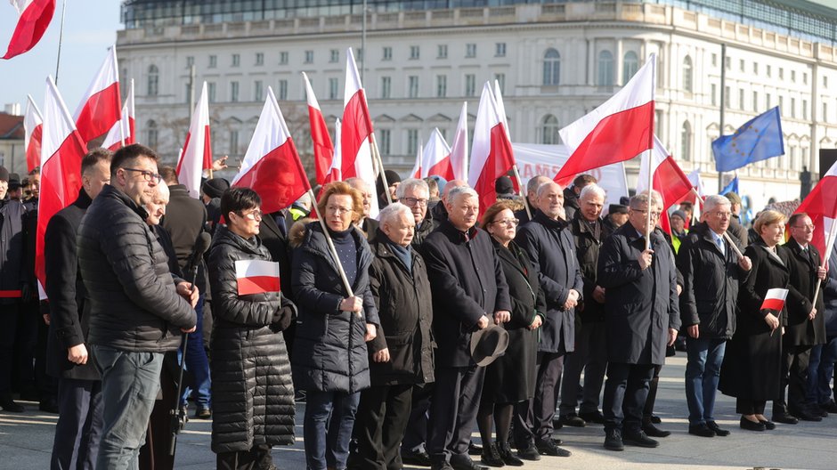 Politycy PiS na miesięcznicy katastrofy smoleńskiej na pl. Piłsudskiego. 10.03.2024