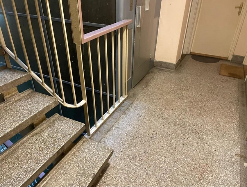 Očišćena krv ispred ulaza Ivana Marinkovića i Jelene Ilić