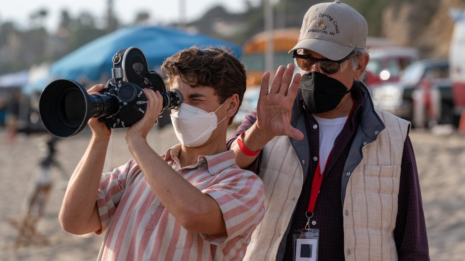 Steven Spielberg i Gabriel LaBelle na planie filmu „Fabelmanowie”