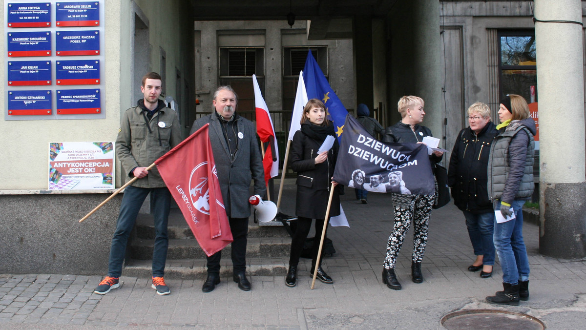 Zaledwie kilka osób protestowało dzisiaj przed siedzibą PiS w Gdańsku przeciwko rządowemu projektowi ustawy, który wprowadza recepty na niektóre środki antykoncepcyjne. Nieco lepsza frekwencja była na podobnej manifestacji w Gdyni. - Jeżeli PiS wprowadzi nowe prawo, to szykuje się nam większe podziemie aborcyjne, a wątpliwej jakości lekarstwa będą sprzedawane spod lady - ostrzegali uczestnicy demonstracji.