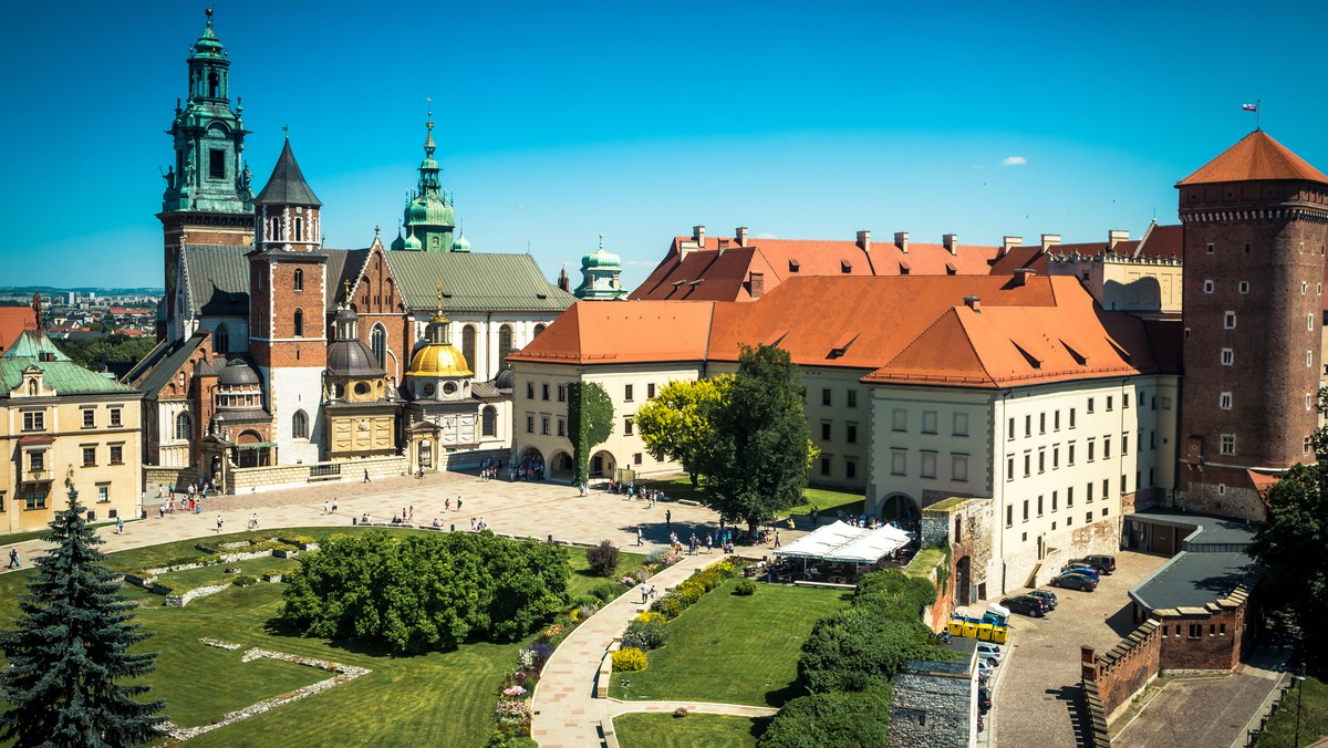 Znane osobistości krakowskiej kultury i polityki wystosowały apel do arcybiskupa Marka Jędraszewskiego, nowego metropolity krakowskiego. W liście otwartym proszą o "przywrócenie Wawelowi należnego mu szacunku". Pod listem, który opublikowała dziś "Gazeta Wyborcza", podpisało się ponad tysiąc mieszkańców Krakowa.