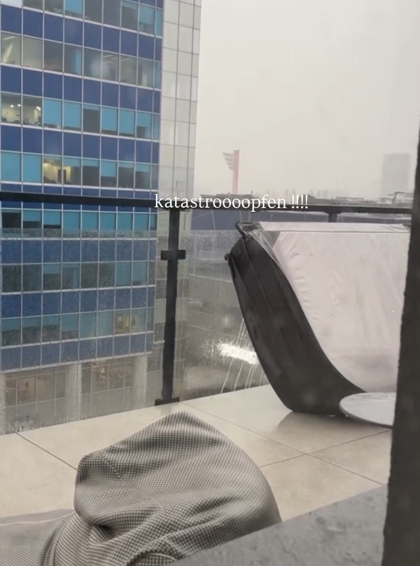 Vietor jej odfúkol kryt z vírivky, ktorý jej poškodil sklo na zábradlí.